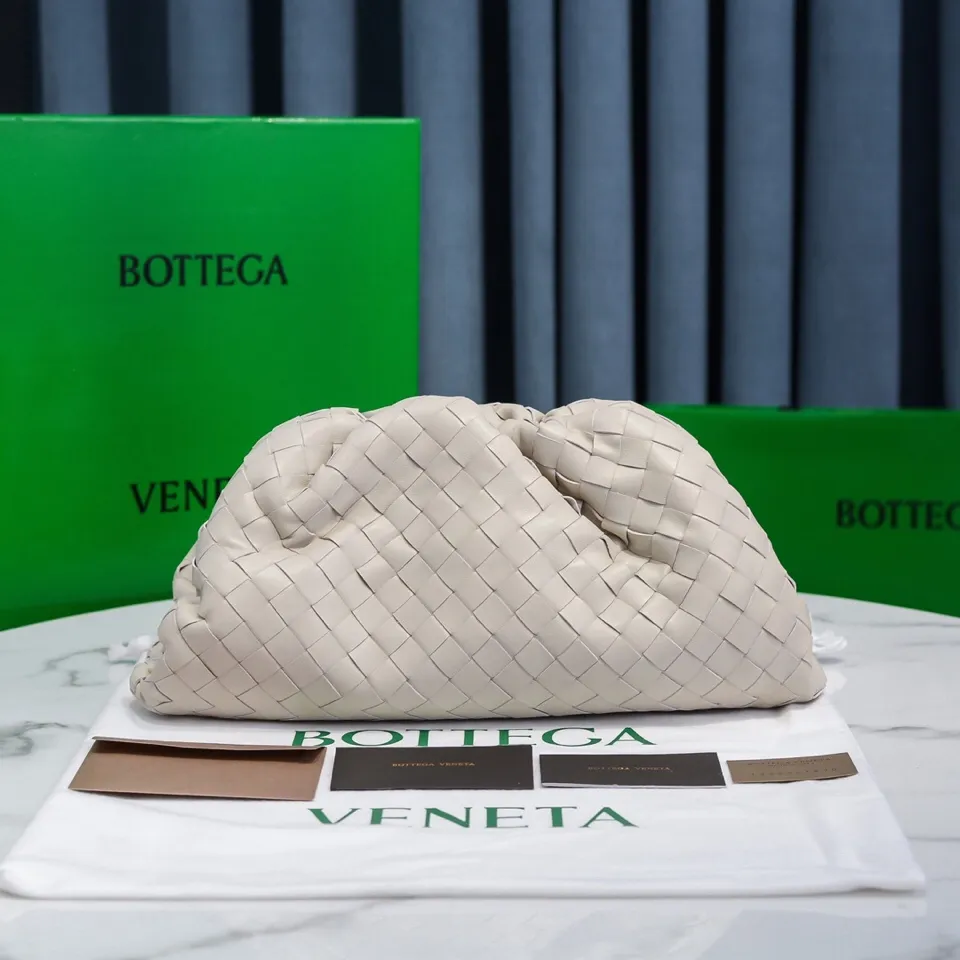 🔥🔥The counterattack of the popular Bottega Veneta started with this series of cloud bags, which went viral in the fashion circle and started a craze! Out of stock, out of stock, out of stock... One piece is hard to find, super hard to buy, regardless of age, season, or occasion. Very classy. Really, if you carry this on the road, it will turn heads! This is also the reason why this series is so expensive. Large size: 38*20*8.5cm [Big clouds and large grid weaving]